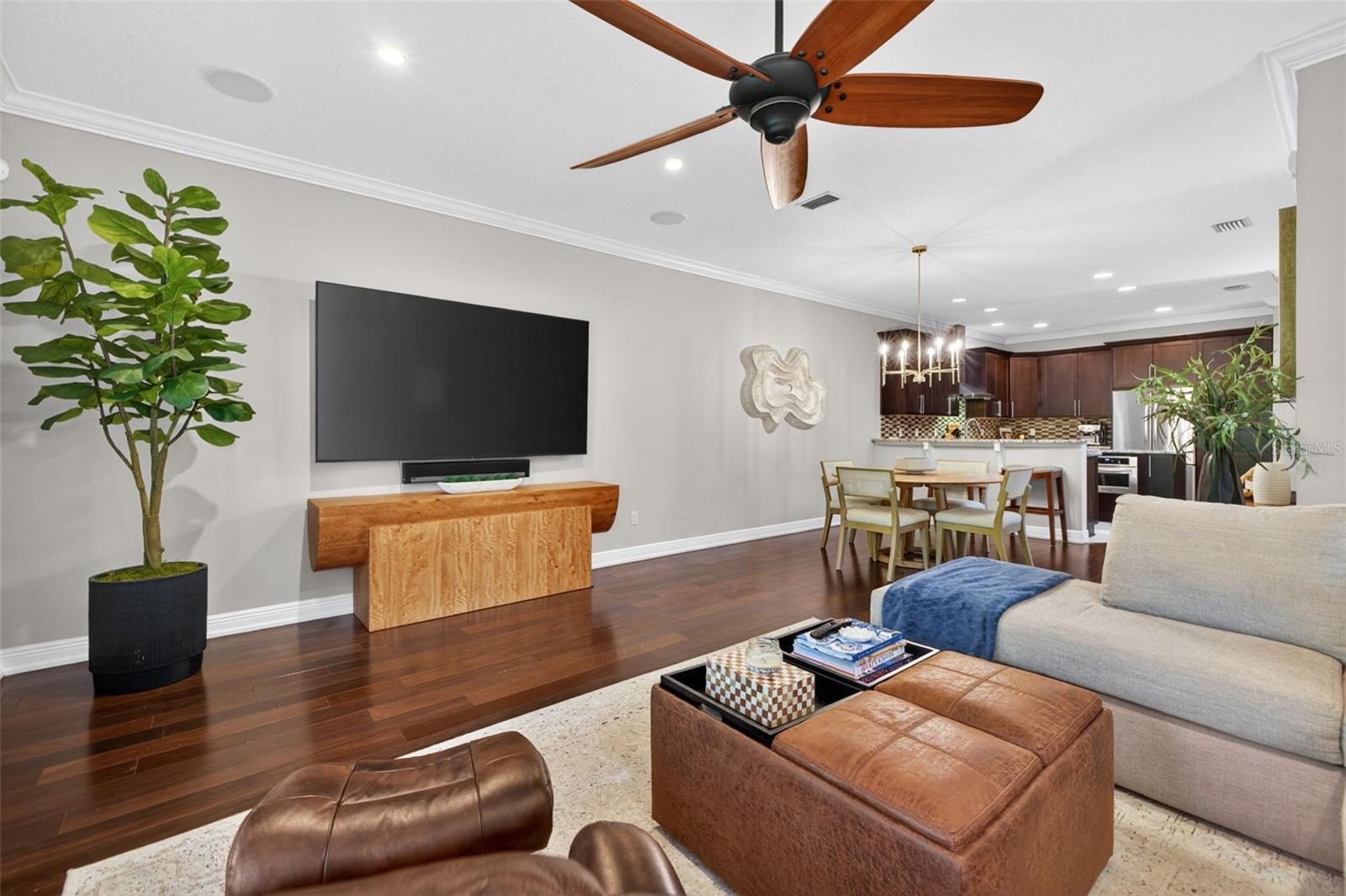 252 VALENCIA CIR