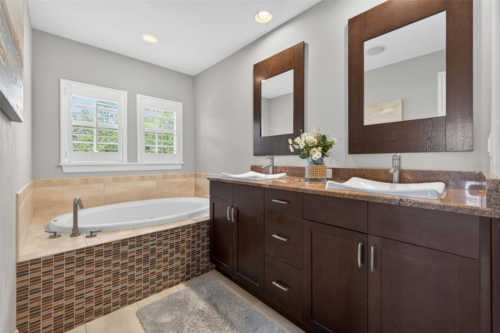 252 VALENCIA CIR
