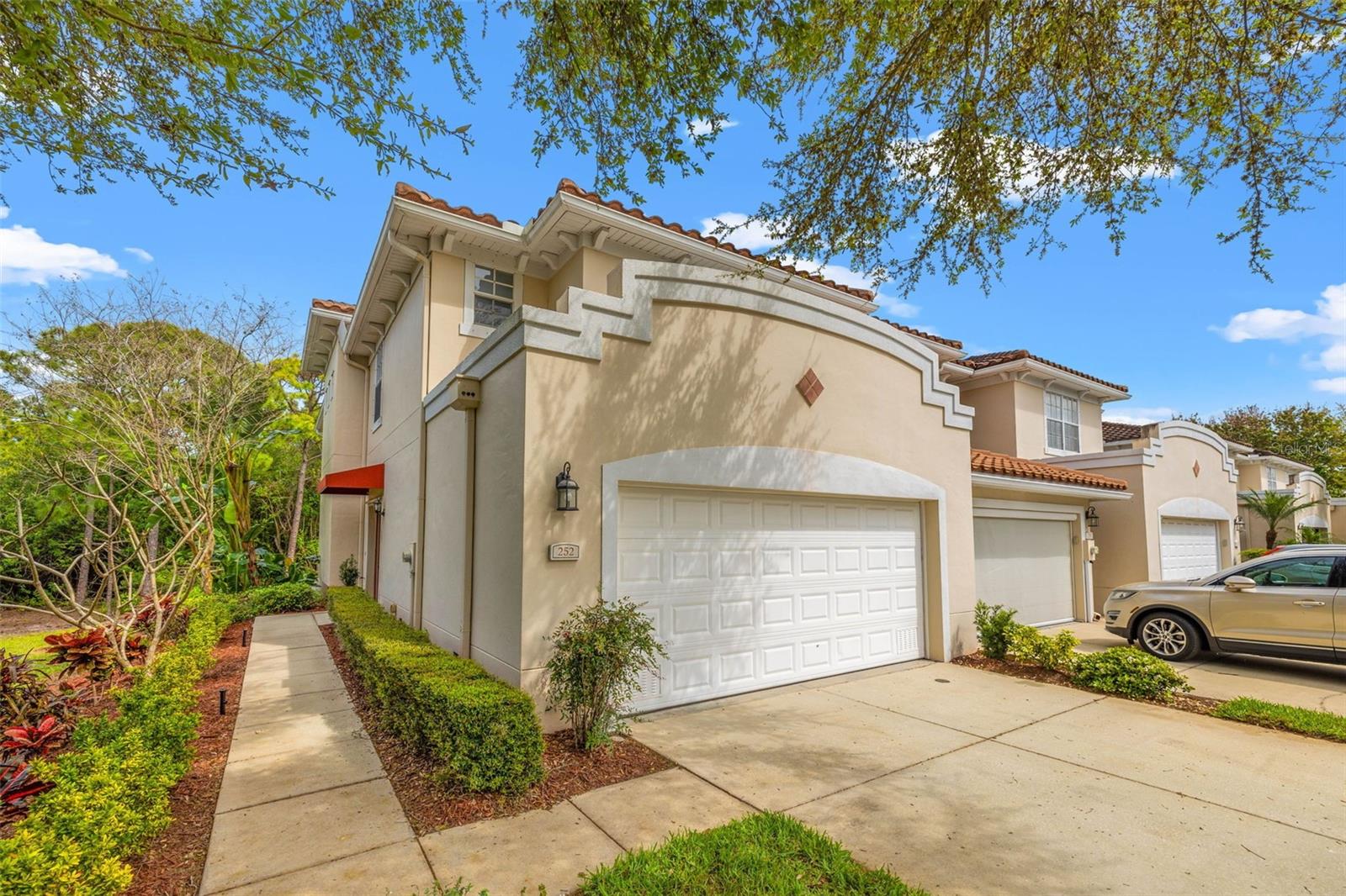 252 VALENCIA CIR