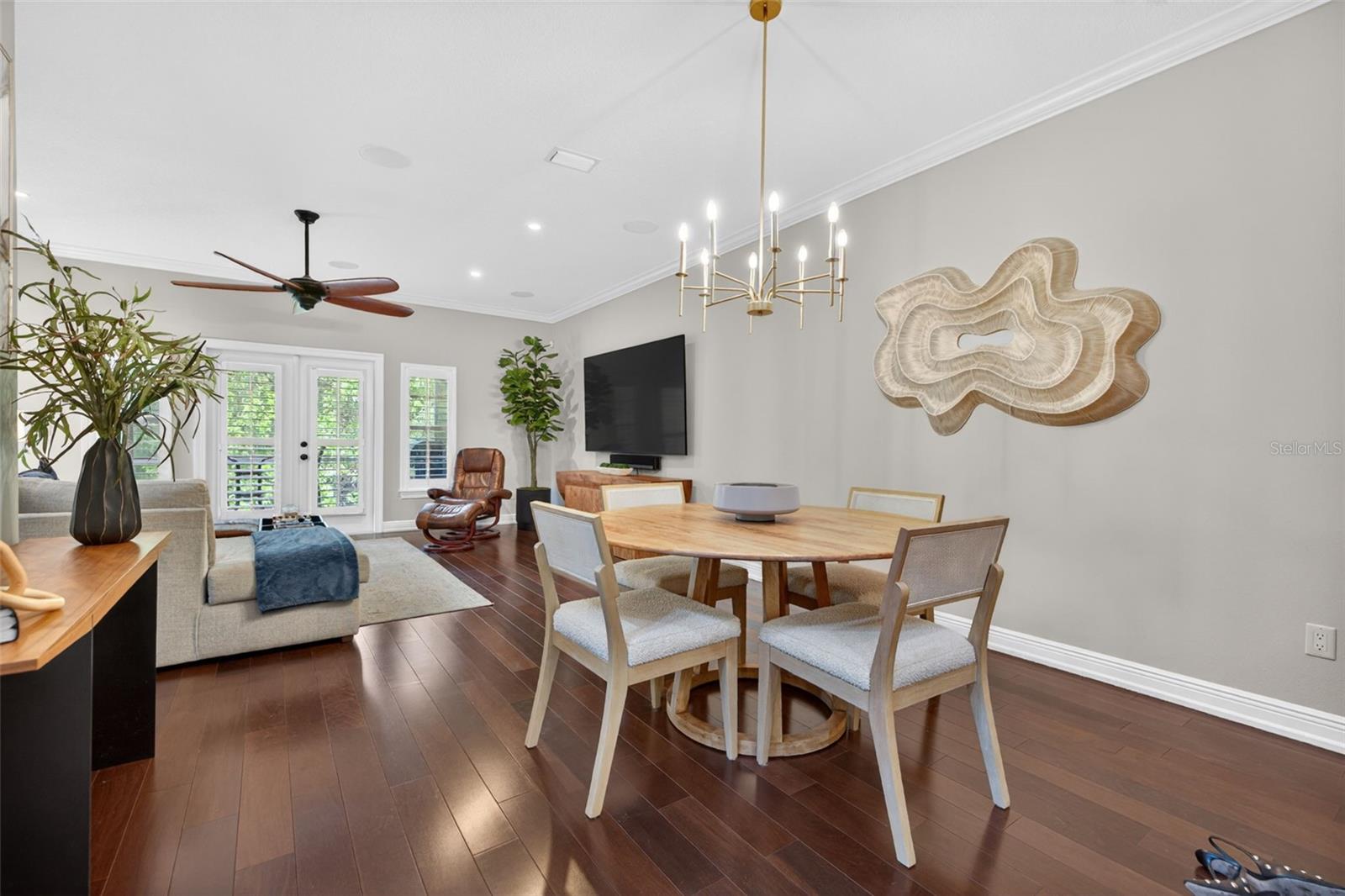 252 VALENCIA CIR