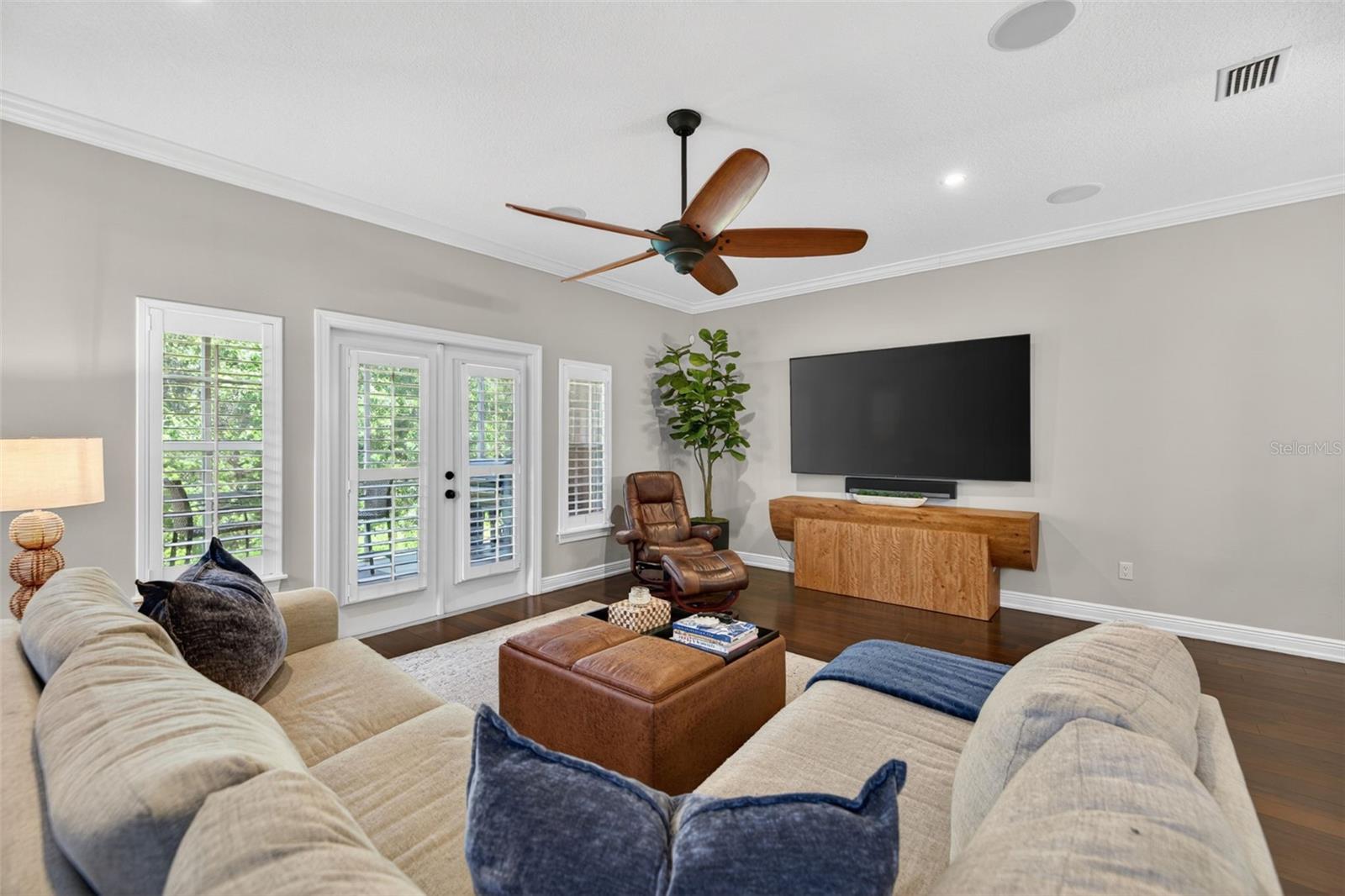 252 VALENCIA CIR