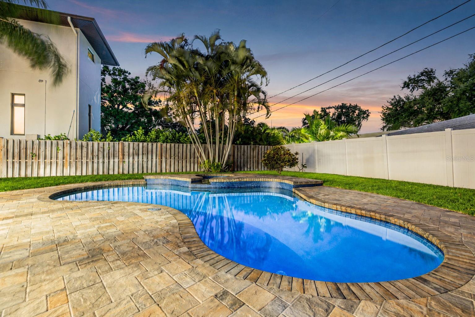 1022 EDEN ISLE DR NE