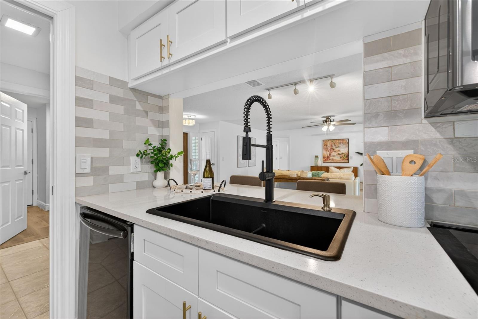1022 EDEN ISLE DR NE