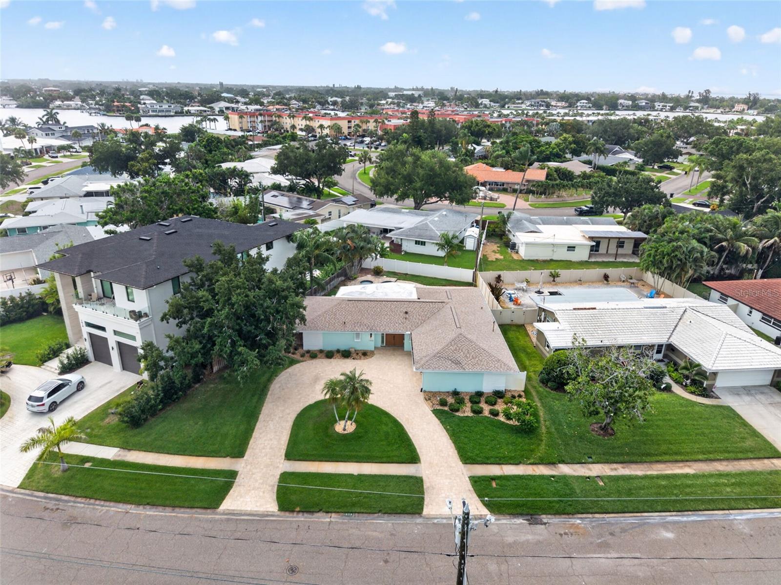 1022 EDEN ISLE DR NE
