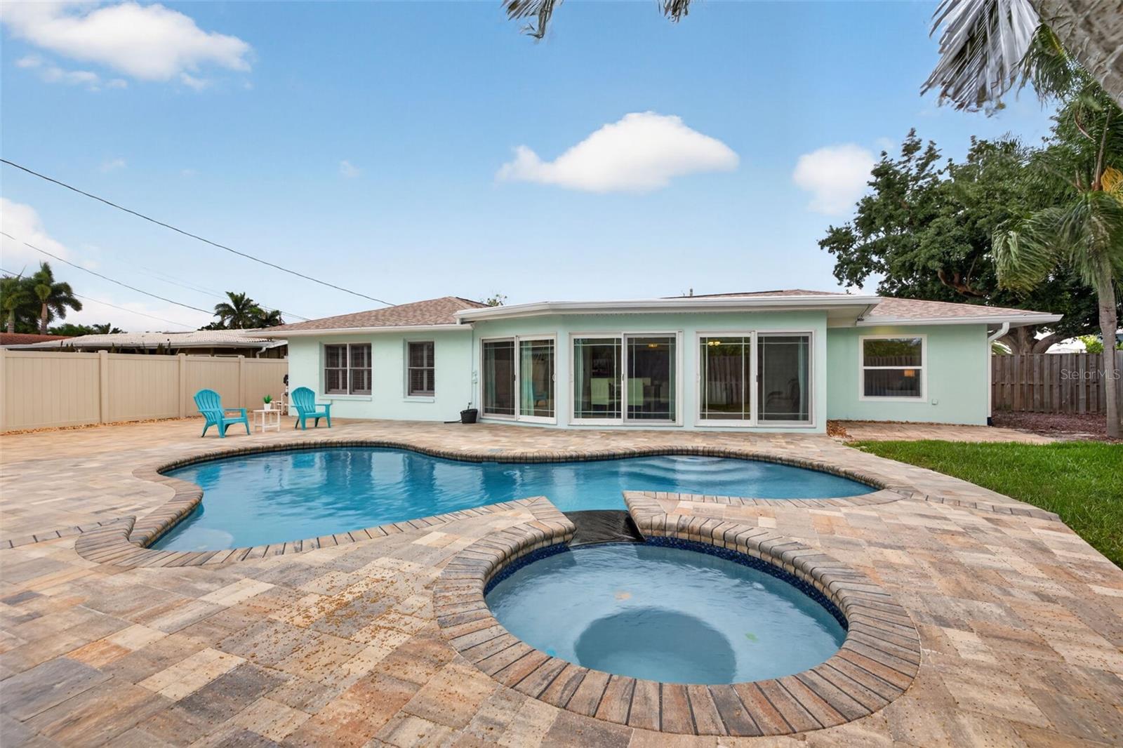 1022 EDEN ISLE DR NE