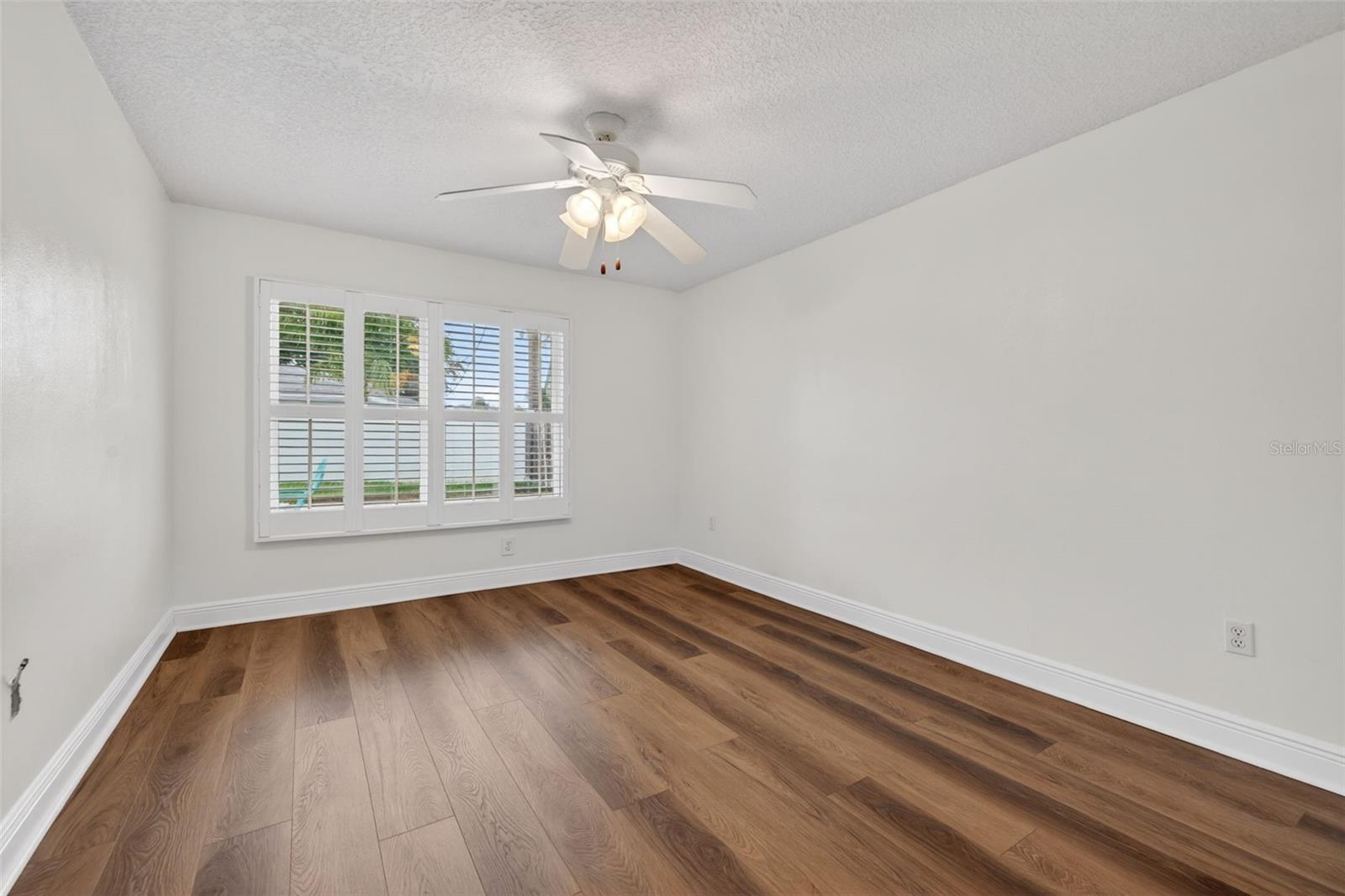 1022 EDEN ISLE DR NE