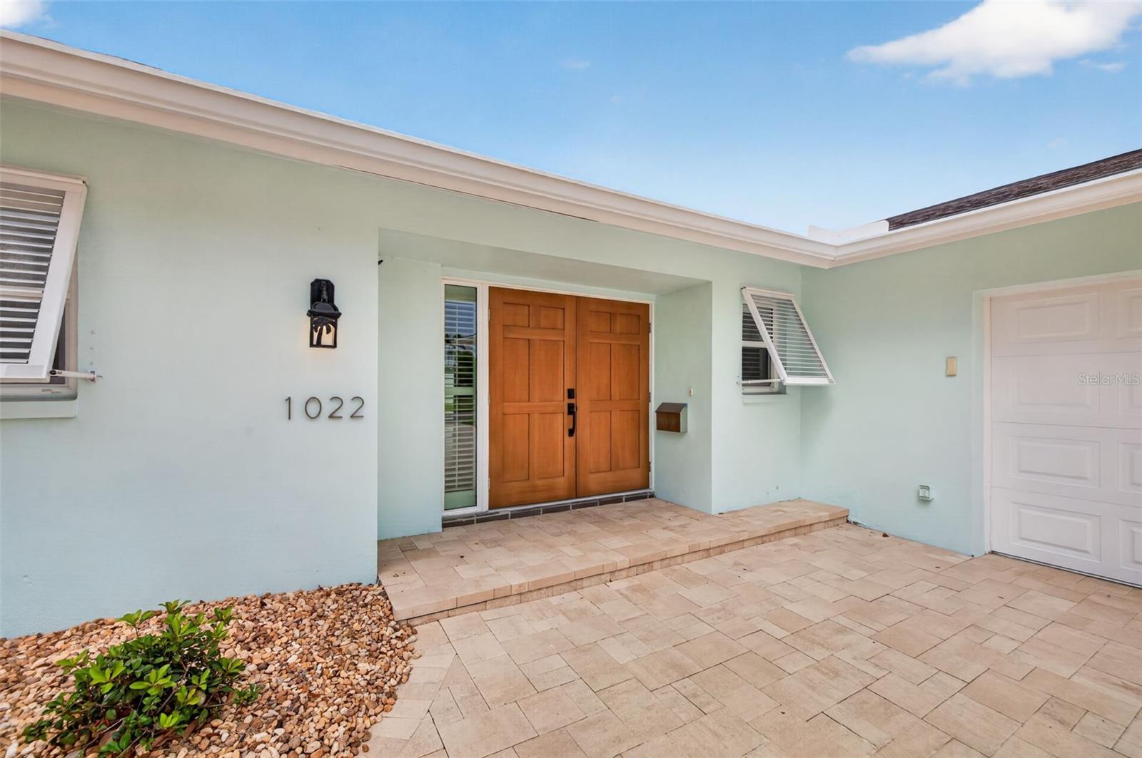 1022 EDEN ISLE DR NE