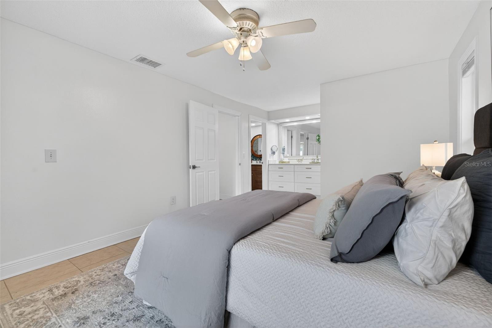 1022 EDEN ISLE DR NE