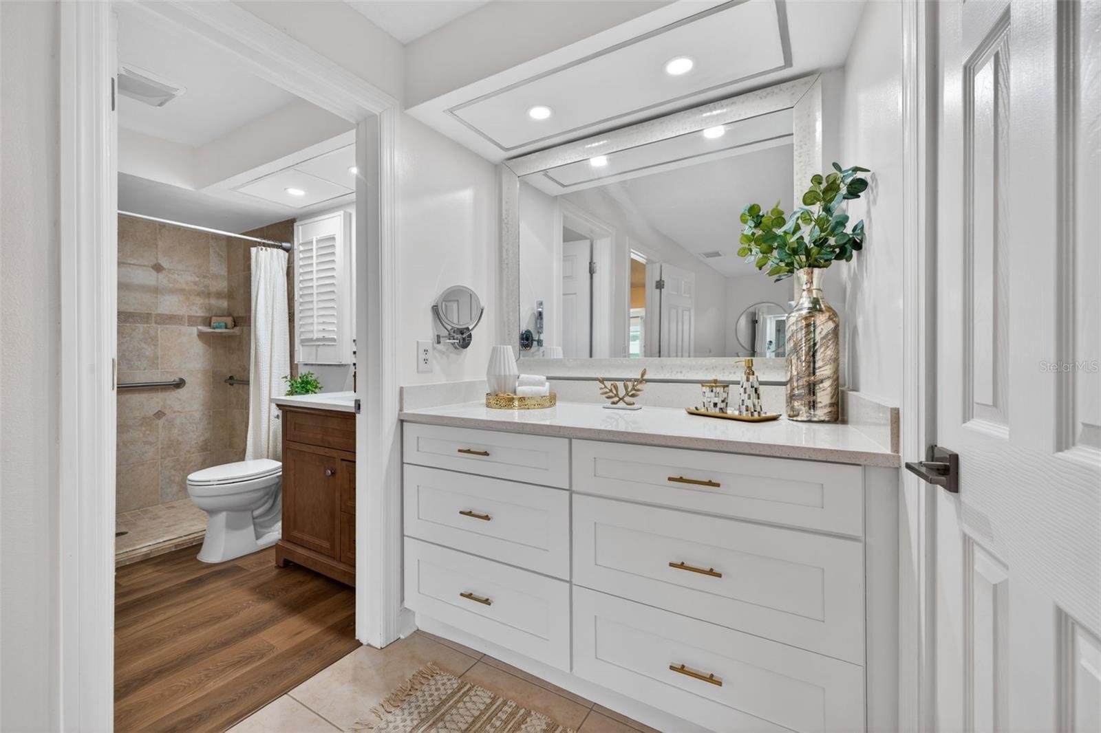 1022 EDEN ISLE DR NE