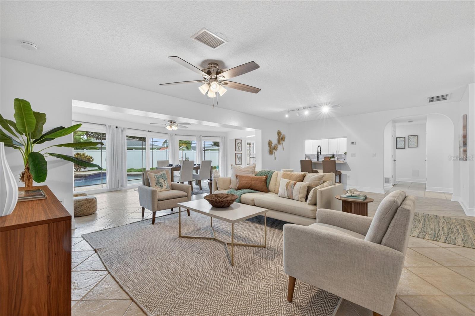 1022 EDEN ISLE DR NE