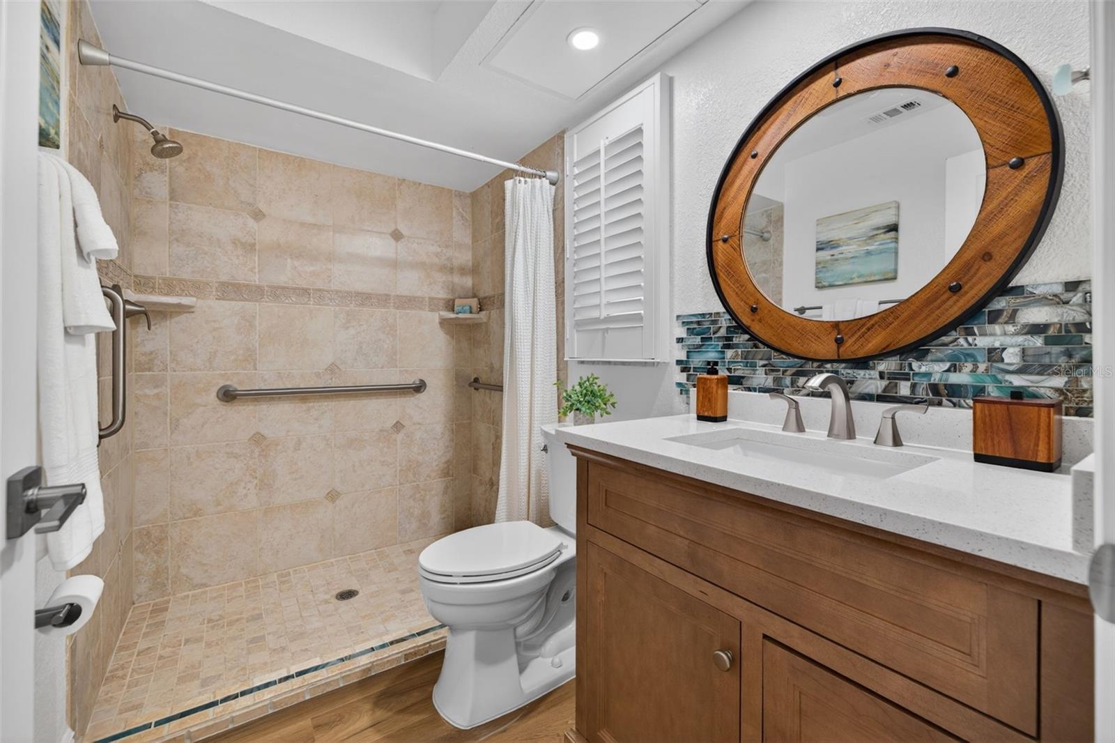 1022 EDEN ISLE DR NE