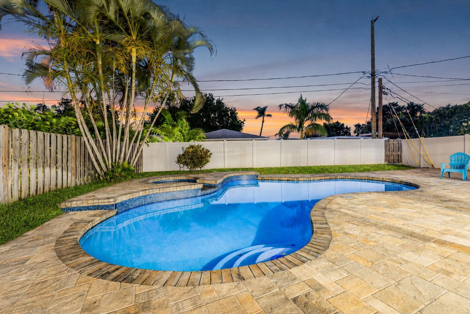 1022 EDEN ISLE DR NE