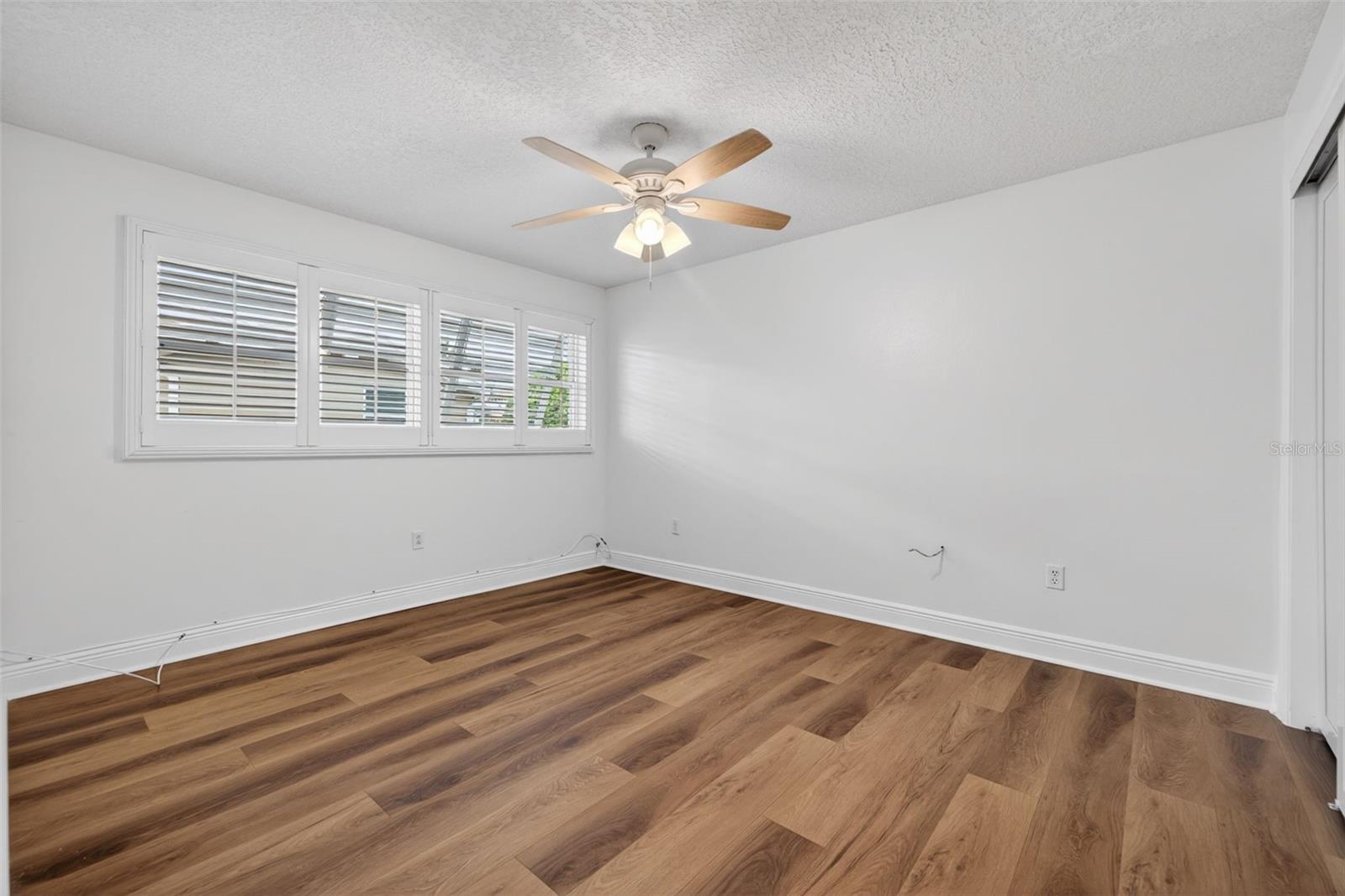1022 EDEN ISLE DR NE