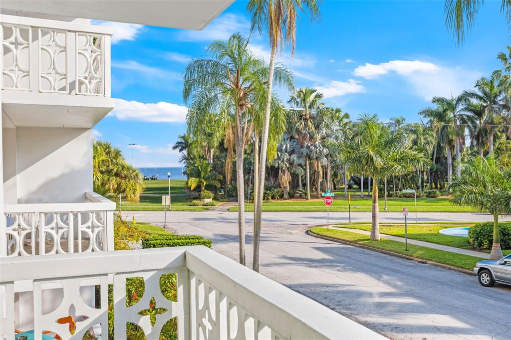 1100 N SHORE DR NE #207