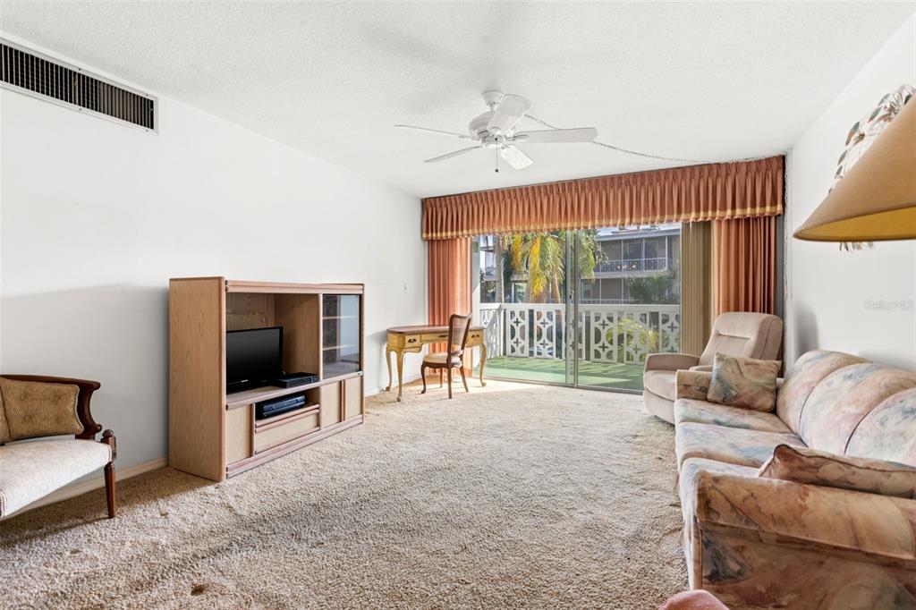 1100 N SHORE DR NE #207