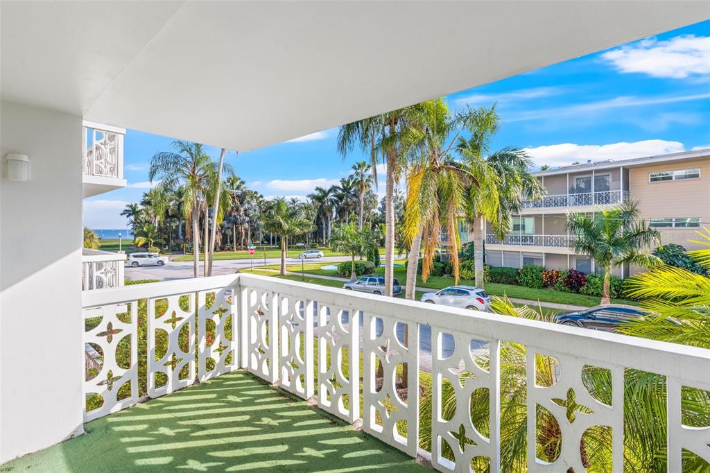 1100 N SHORE DR NE #207