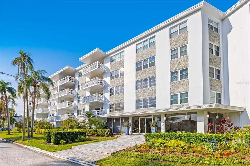 1100 N SHORE DR NE #207