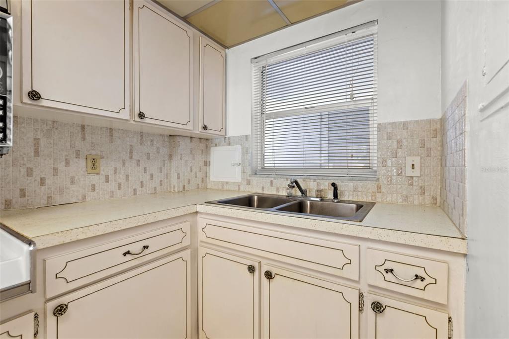 1100 N SHORE DR NE #207