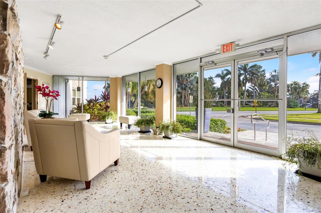 1100 N SHORE DR NE #207