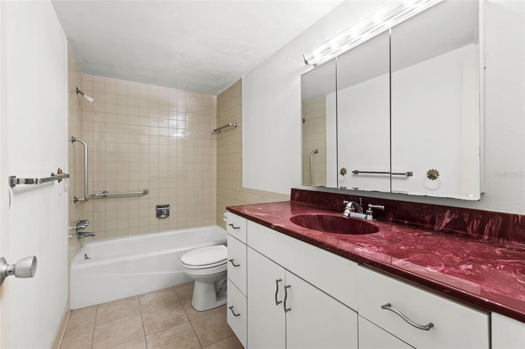 1100 N SHORE DR NE #207