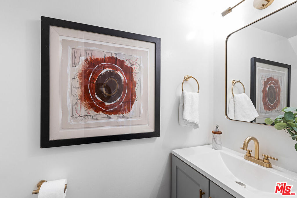 1805 S Barrington Avenue 10