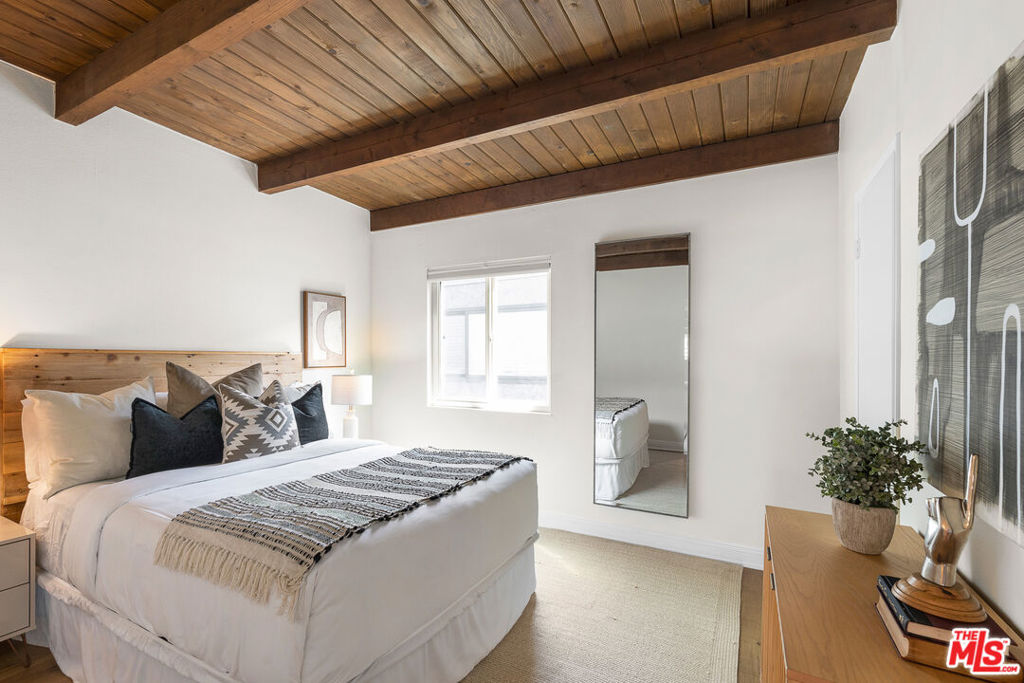 1805 S Barrington Avenue 10