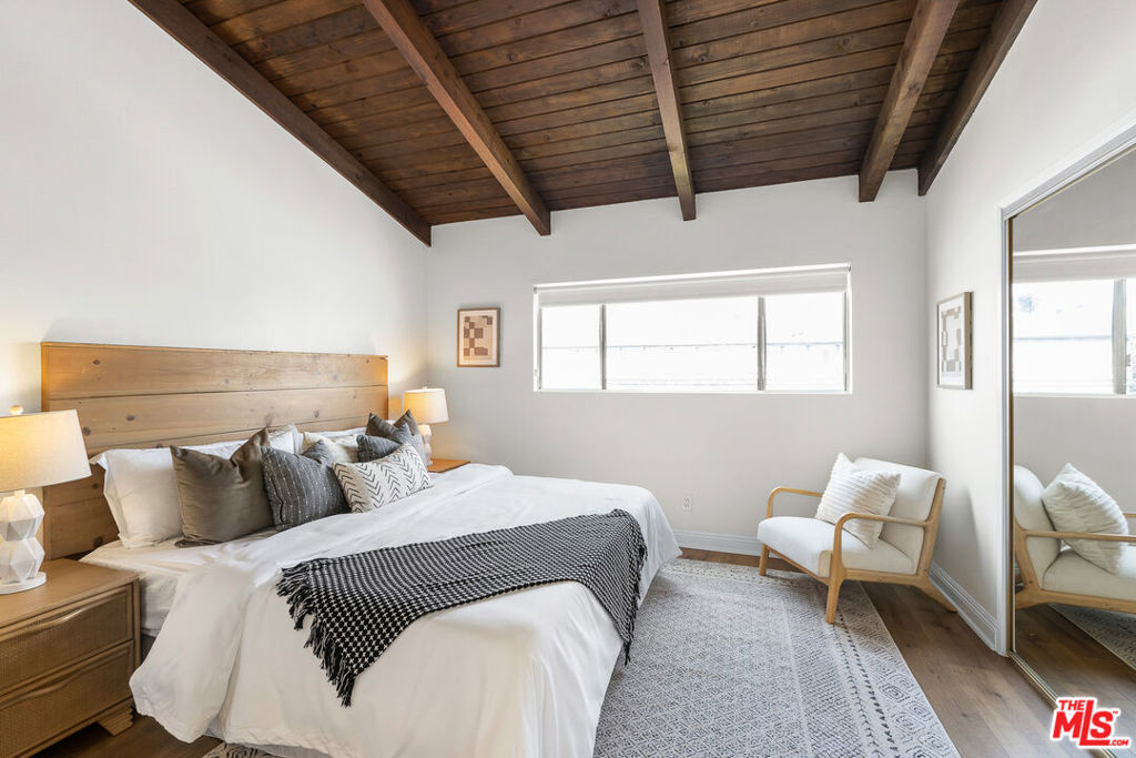 1805 S Barrington Avenue 10