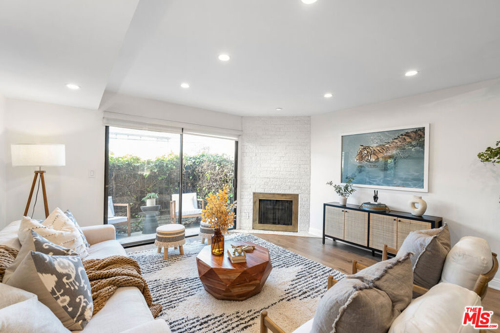 1805 S Barrington Avenue 10