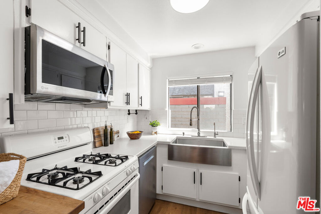 1805 S Barrington Avenue 10