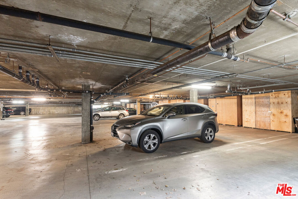 1805 S Barrington Avenue 10