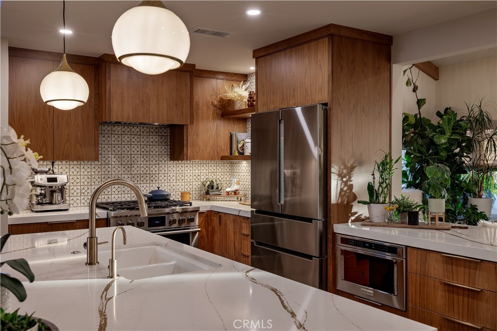 187 S Shattuck Place