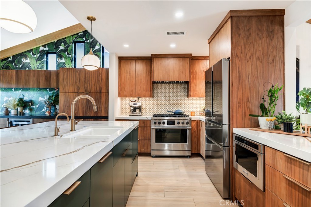 187 S Shattuck Place