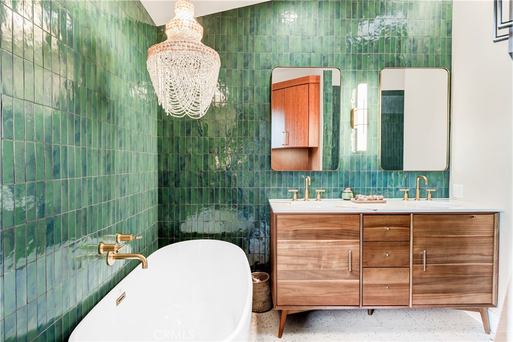 187 S Shattuck Place