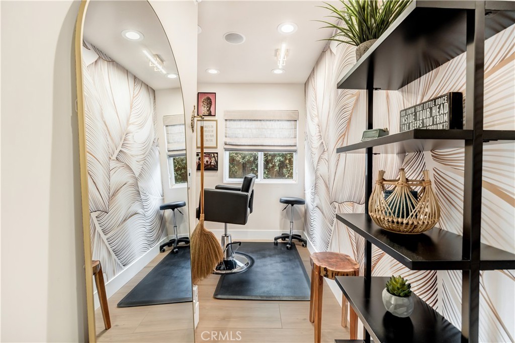 187 S Shattuck Place