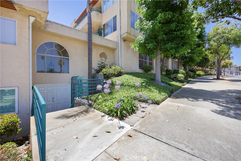 2222 S Mesa Street 8