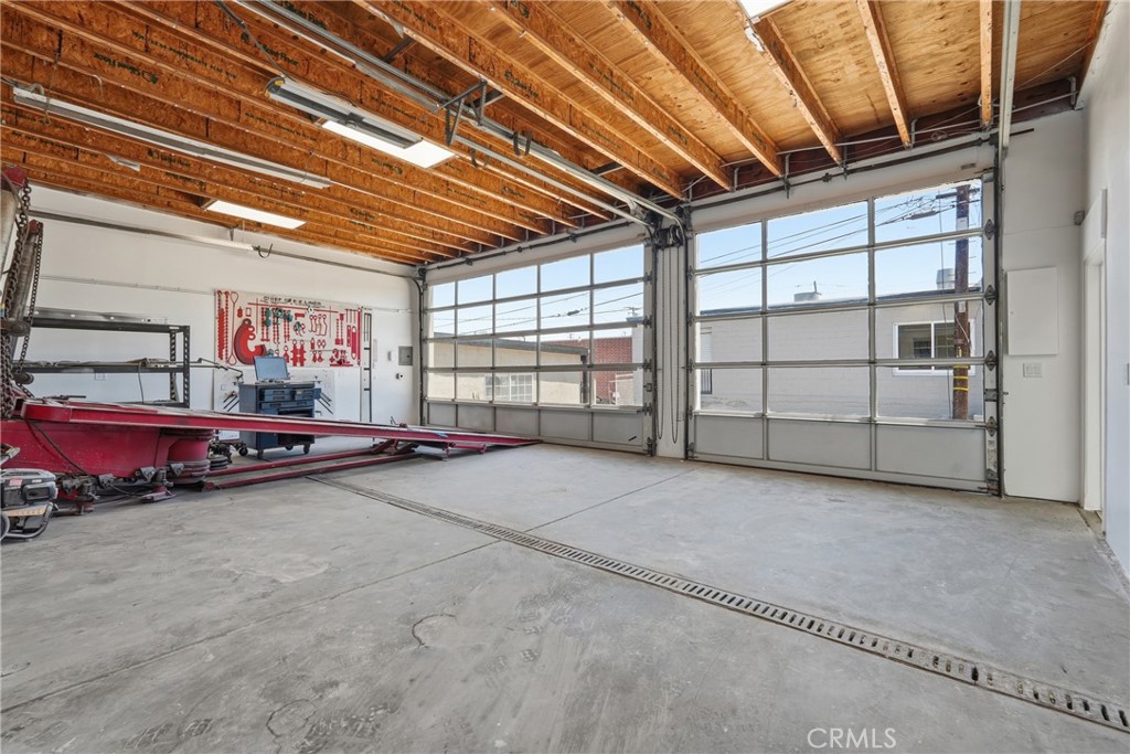 713 E El Segundo