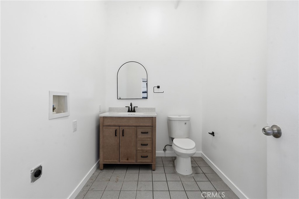 713 E El Segundo
