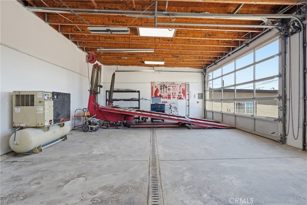 713 E El Segundo