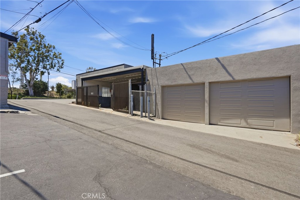 713 E El Segundo