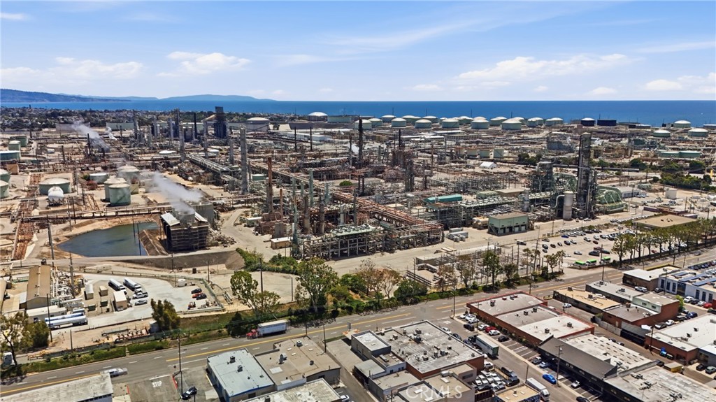 713 E El Segundo