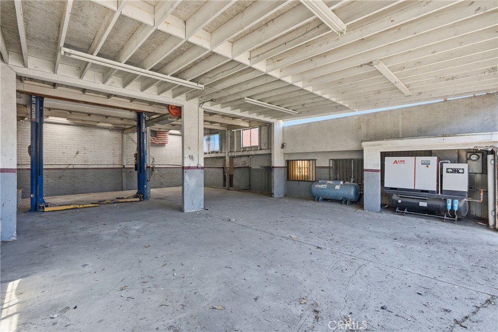 713 E El Segundo
