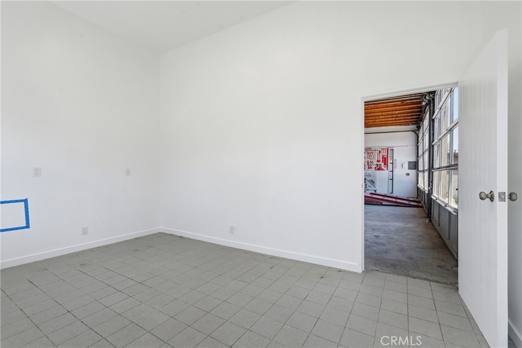 713 E El Segundo
