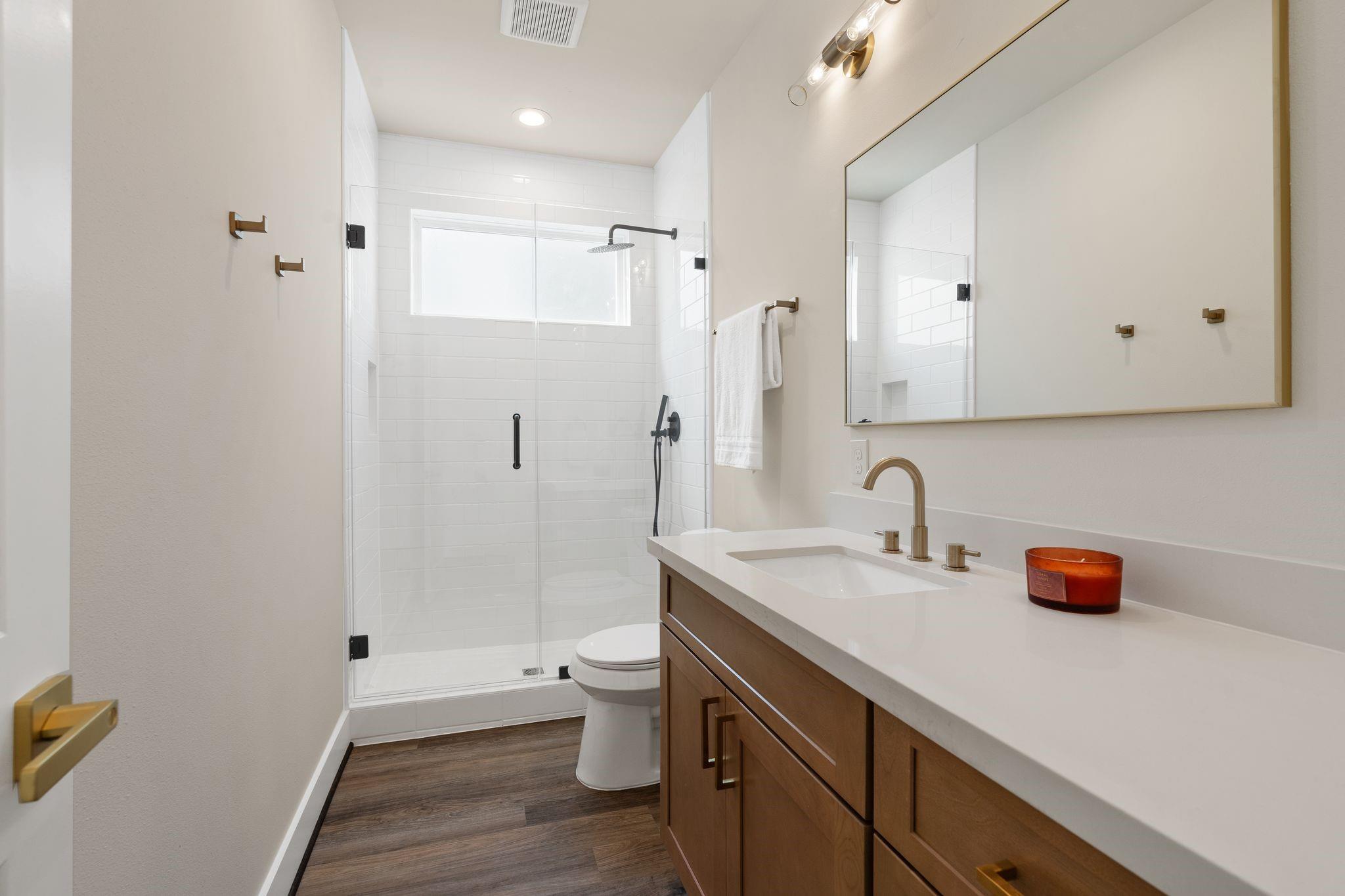 1142 W 16th Street
