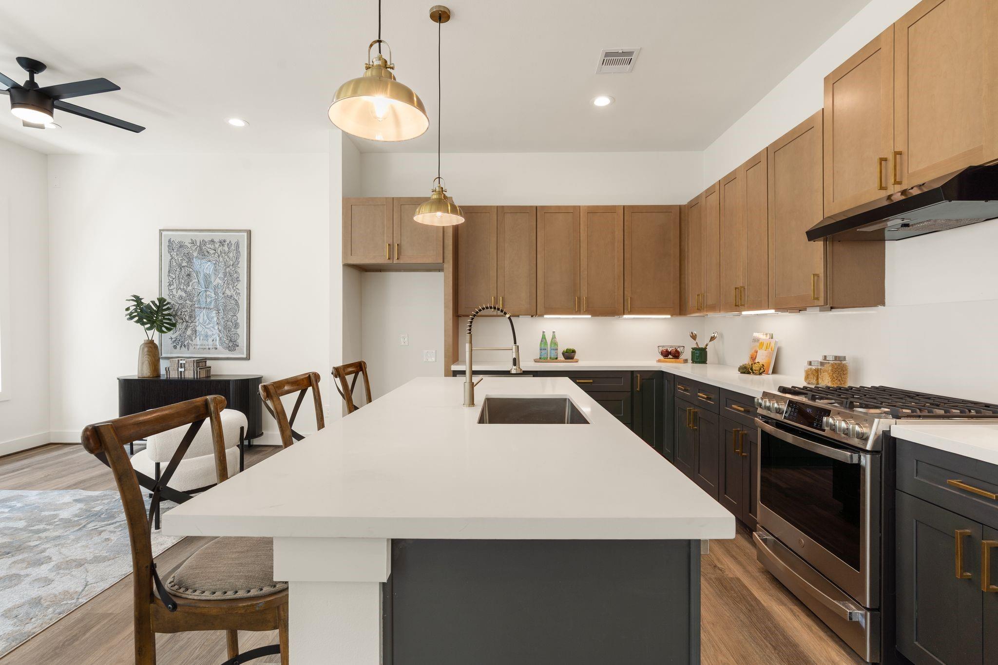 1142 W 16th Street