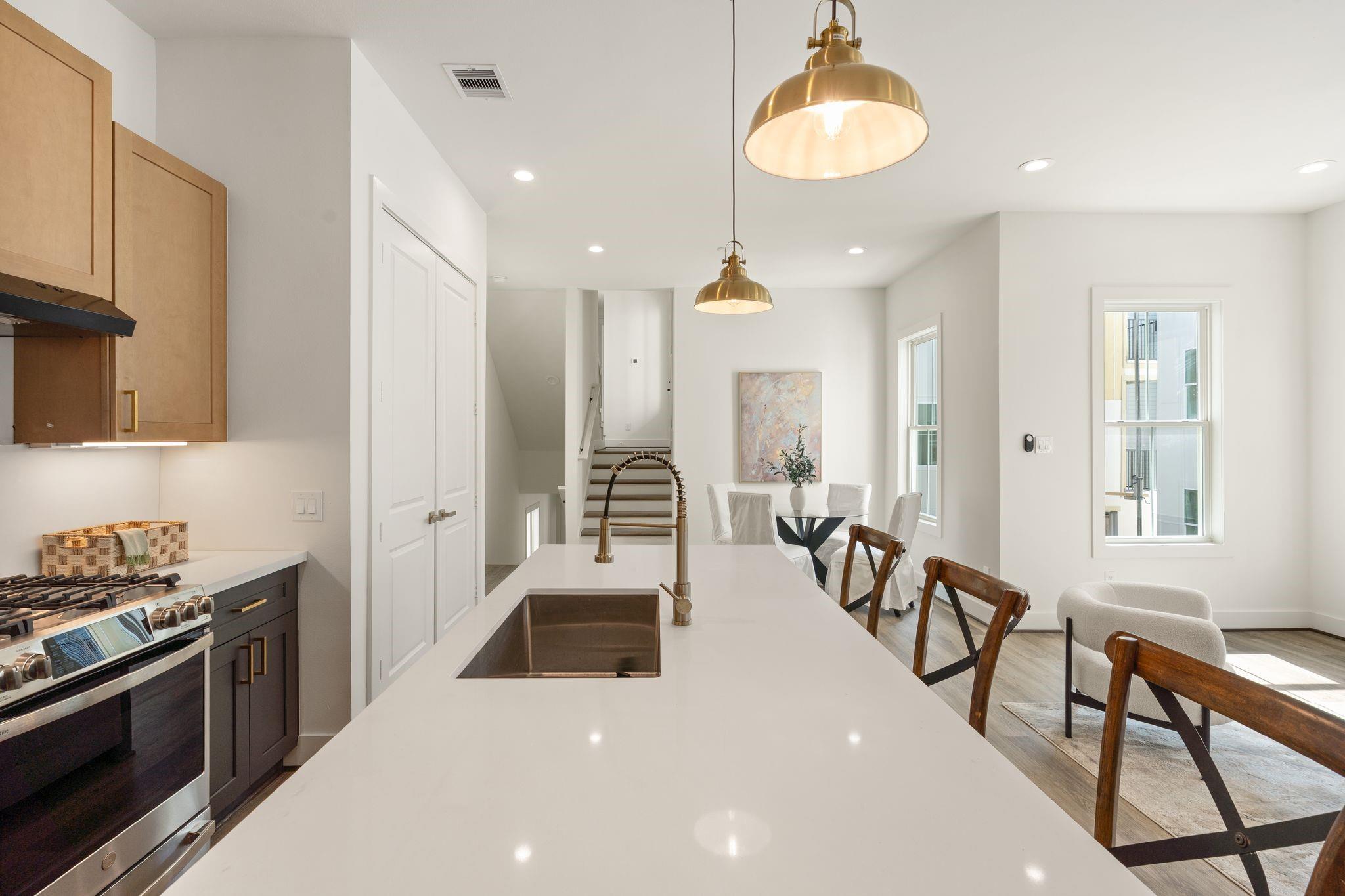 1142 W 16th Street