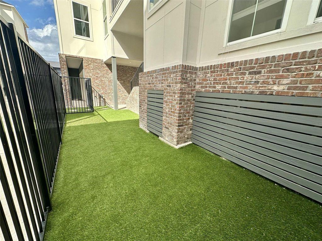 1142 W 16th Street