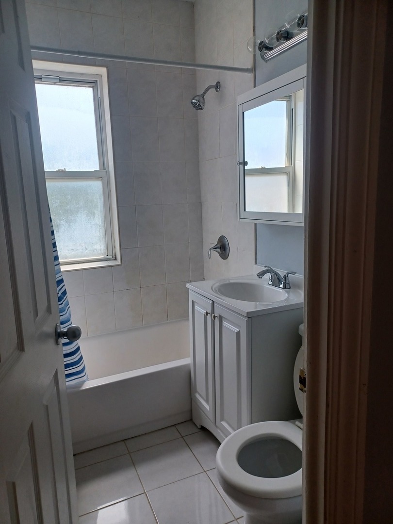 5735 N Kimball Avenue Unit: 3D