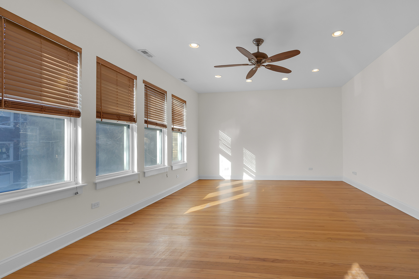 6811 N Lakewood Avenue Unit: 1W