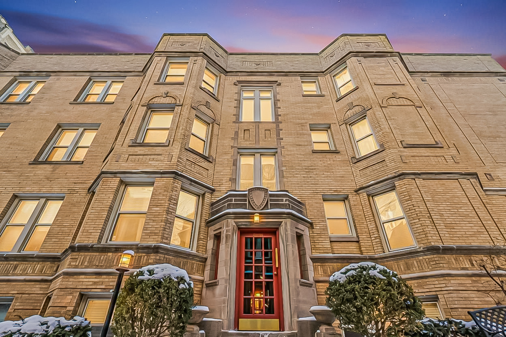 6811 N Lakewood Avenue Unit: 1W