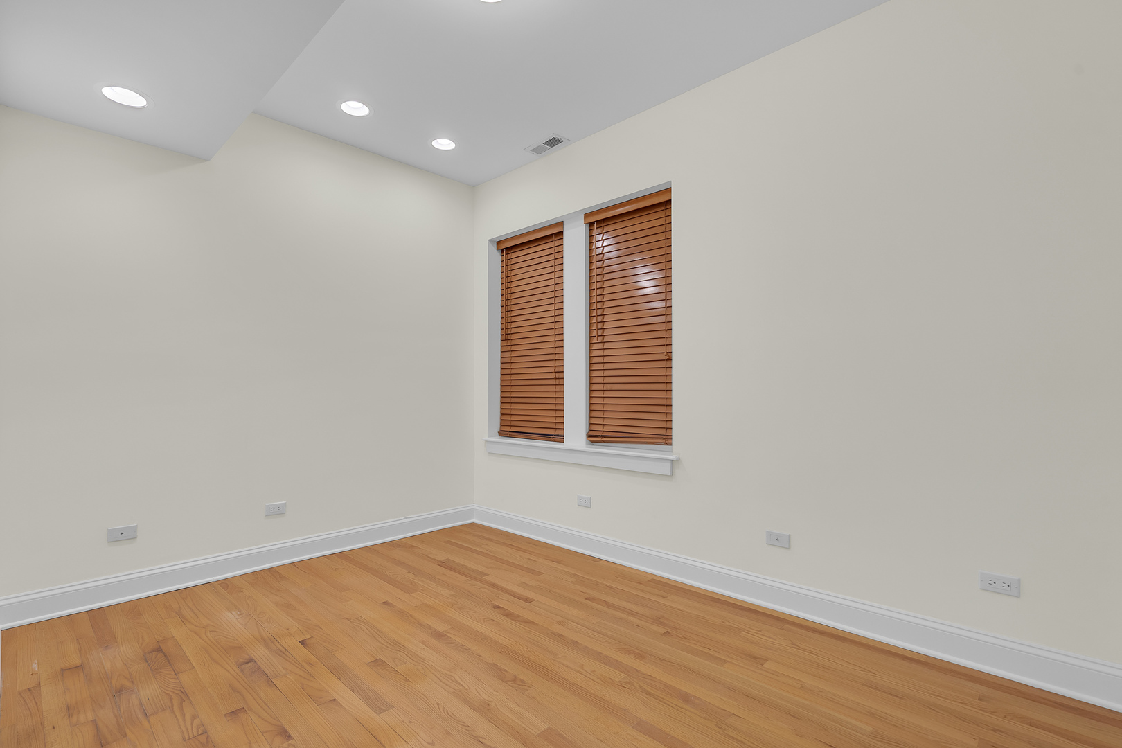 6811 N Lakewood Avenue Unit: 1W